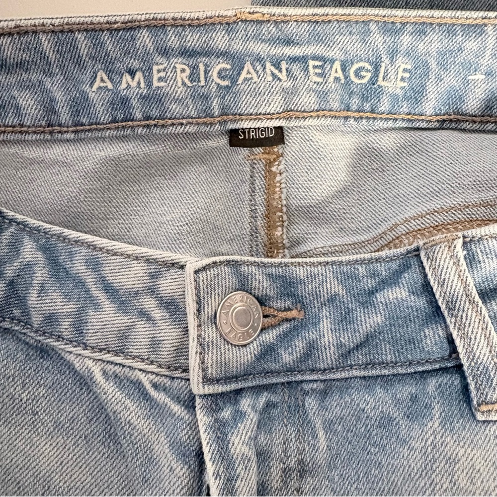 American Eagle High Rise Mom Jeans Light Wash Size 10 - Picture 7 of 8